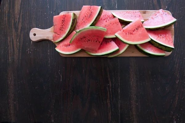 Fräsch Vattenmelon Skivor Ovanpå Ett Rustikt Träbord — Stockfoto