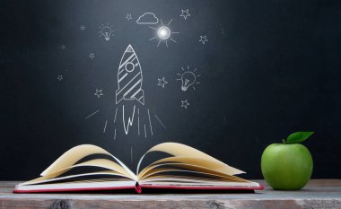 Roket kroki açık bir kitap ortaya çıkan