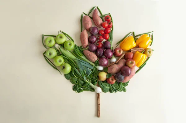 Jesienne Owoce Warzywa Sezonowe Kształcie Liścia Klonu — Zdjęcie stockowe