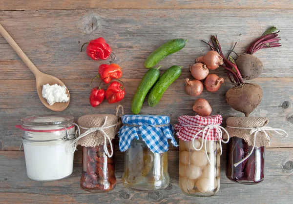 Természetesen Fermentált Élelmiszerek Beleértve Kefir Uborka Paprika Hagyma Tégelyek — Stock Fotó