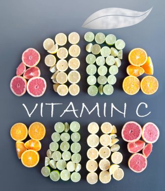 Bir kara tahta üzerinde el yazısı c vitamini ile dilimlenmiş meyve simge şeklinde birçok narenciye