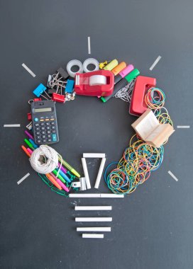 Birçok adet yazı tahtası üzerine ileti örneği ile yapılan ampul şekli 