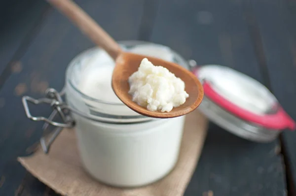 Closeup Van Zaden Van Kefir Een Houten Lepel — Stockfoto