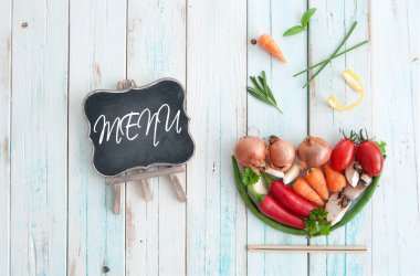 Menü Yönetim Kurulu ile bir çorba kase şeklinde doğal maddeler