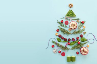Kağıt arka plan üstüne yemek malzemeler Noel ağacı yapılmış
