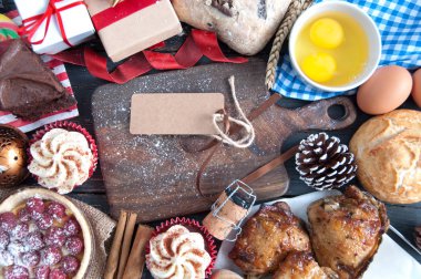 Malzemeler için Noel yemeği boş tebrik kartı ile çevrili kesme tahtası 