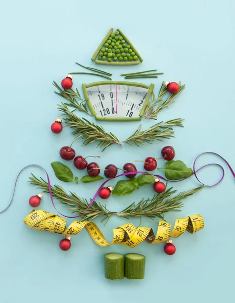 Kerstboom Gemaakt Van Gezonde Voeding Ingrediënten Met Meetlint Wegen Schalen — Stockfoto