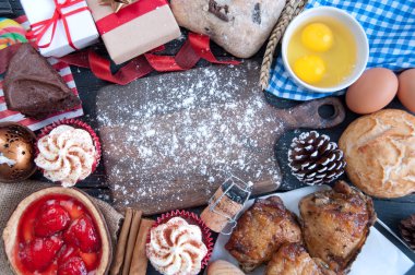 Bir Noel yemeği için malzemeler çevrili boş Doğrama tahtası