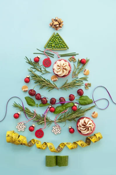 Kerstboom Gemaakt Van Verschillende Voedingsmiddelen Nieuwe Voedselingrediënten Met Meetlint — Stockfoto