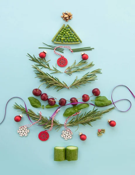 Kerstboom Gemaakt Van Voedsel Met Decoraties — Stockfoto