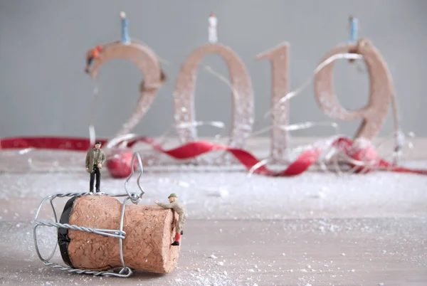 Miniatuur Mensen Klimmen Een Kurk Van Champagnefles Met 2019 Houten — Stockfoto