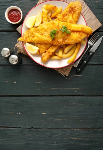 Traditionella Misshandlade Fisk Tallrik Med Chips Ett Träbord Med Utrymme — Stockfoto