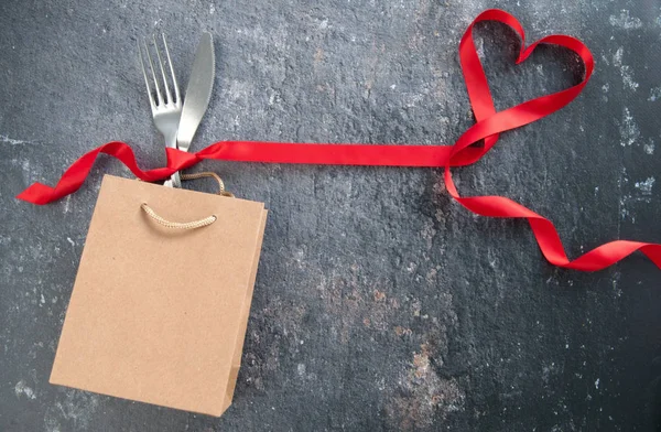 Cubertería Dentro Una Bolsa Regalo Con Corazón Cinta Roja — Foto de Stock