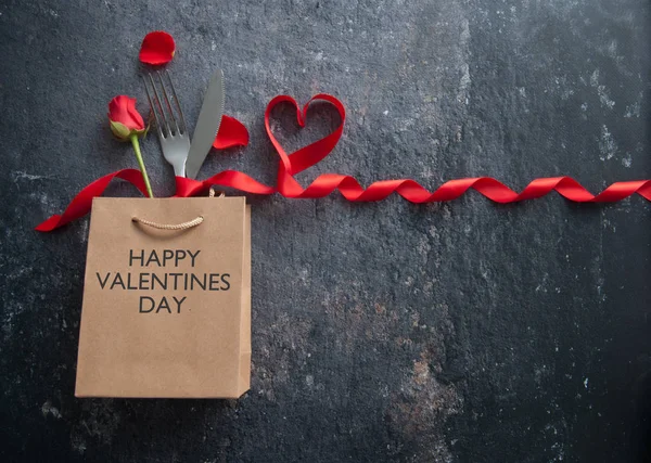 Tenedor Cuchillo Dentro Una Bolsa Regalo Con Corazón Cinta Roja —  Fotos de Stock