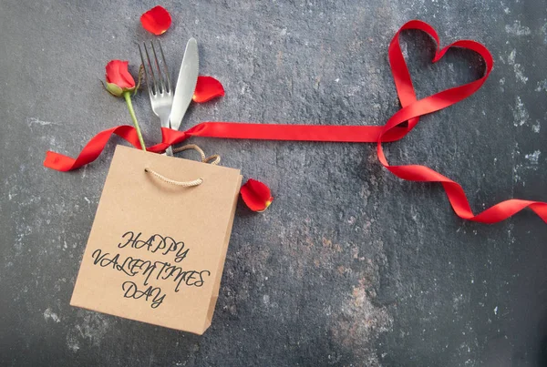 Cubertería Dentro Una Bolsa Regalo Con Corazón Cinta Roja —  Fotos de Stock