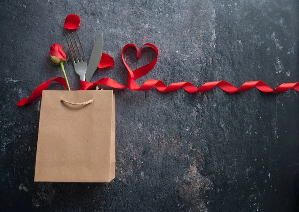 Tenedor Cuchillo Dentro Una Bolsa Regalo Con Corazón Cinta Roja —  Fotos de Stock