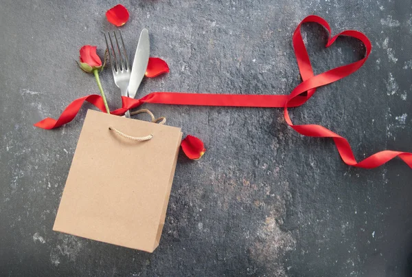 Cubertería Dentro Una Bolsa Regalo Con Corazón Cinta Roja —  Fotos de Stock