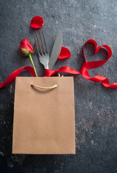 Çatal Bıçak Kırmızı Kurdele Kalpli Hediye Çanta Içinde — Stok fotoğraf