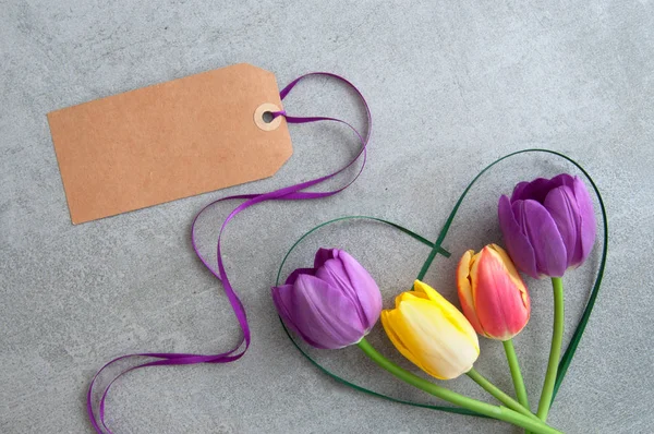 Tulipanes de primavera con tarjeta de felicitación — Foto de Stock