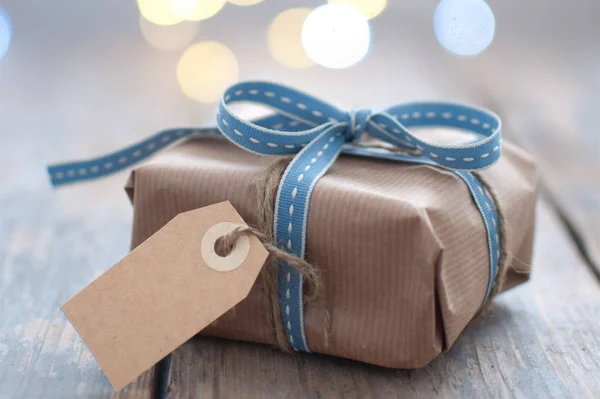 Caja de regalo con etiqueta — Foto de Stock