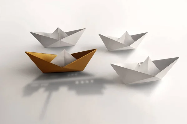Concepto de liderazgo, barco de papel dorado —  Fotos de Stock