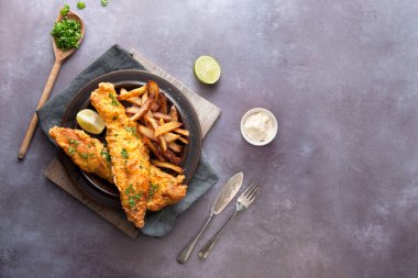 Geleneksel kızarmış balık ve el yapımı patates kızartması.