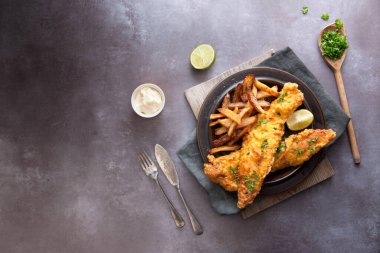 Hamurda kızarmış balık ve el yapımı patates kızartması.