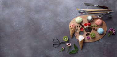 Yazın ortasında vanilya ve nane içeren malzemeler olan bir boyacı paletinde dondurma aromaları.