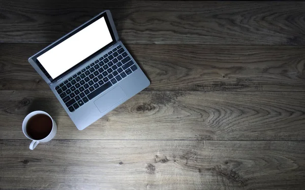 Laptop Mit Einer Tasse Kaffee Auf Hölzernem Schreibtisch — Stockfoto