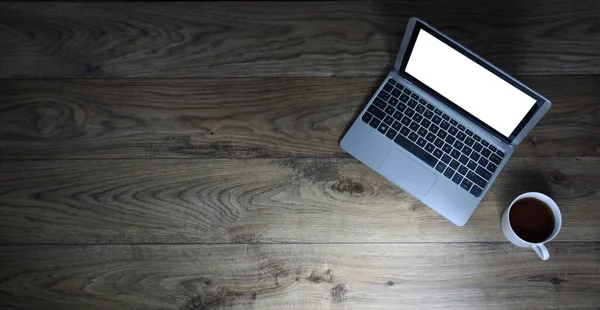 Laptop Mit Einer Tasse Kaffee Auf Hölzernem Schreibtisch — Stockfoto