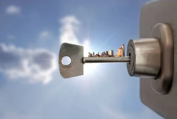 Llave Con Horizonte Ciudad Dentro Una Cerradura Puerta — Foto de Stock