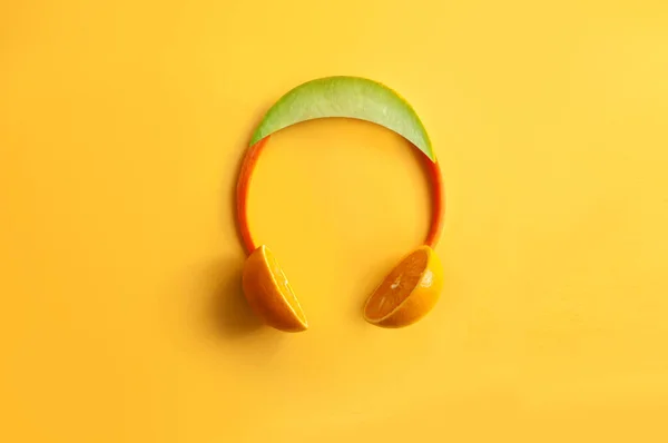メロン オレンジなどの果物や野菜で作られた夏のヘッドフォンセット — ストック写真