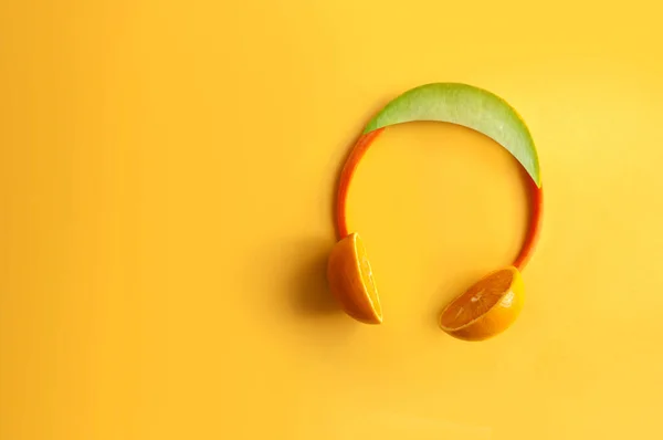 Kopfhörer Aus Obst Und Gemüse Einschließlich Melonen Karotten Und Orangen — Stockfoto