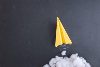 Pamuk dumanlı karatahta kağıt uçak