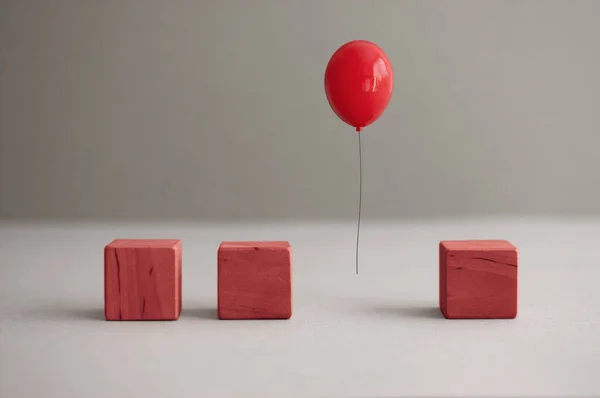 Balão Vermelho Meio Entre Cubos Quadrados Madeira — Fotografia de Stock