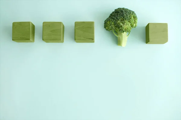 Brokolice Flret Vyčnívá Mezi Zelené Abstraktní Kostky — Stock fotografie