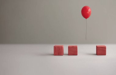Tahta küplerin arasında kırmızı balon.