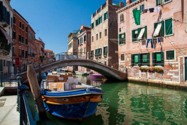 Venedik kanalı. Sudaki evler