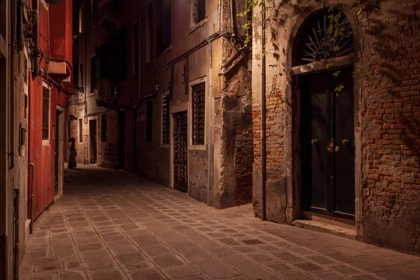 威尼斯空旷的街道在夜晚 神秘的气氛两者都有 — 图库照片