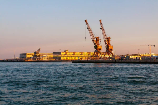 夜光下的两台大型港口起重机 — 图库照片