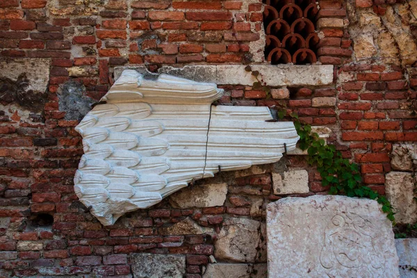 Fragmento Uma Asa Mármore Antigo Asa Montada Parede — Fotografia de Stock