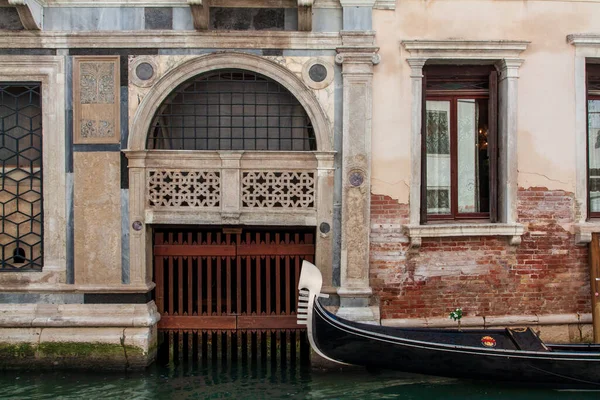 Kanal Von Venedig Gondel Neben Einer Schönen Mauer — Stockfoto