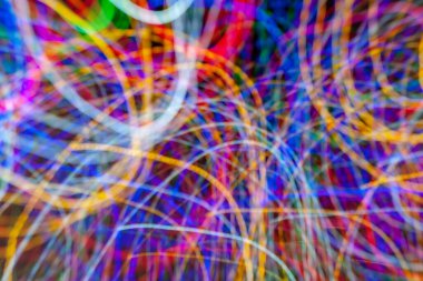 Dinamik dönüş şeridinde parlak renkli fenerler