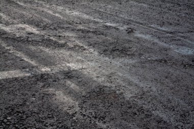 Yarış tırmıklarının tekerleklerindeki izler...