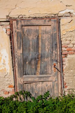 Kuvvetle eğri eski kapılar