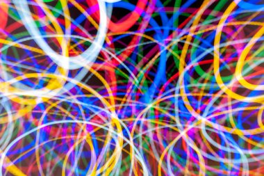 Dinamik dönüş şeridinde parlak renkli fenerler