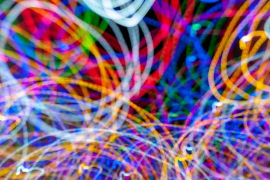 Dinamik dönüş şeridinde parlak renkli fenerler