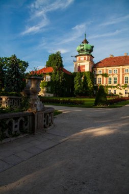 Lantsut Şatosu güneşli bir yaz günü