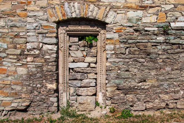 Parede Antiga Com Porta Emparedada Cameos — Fotografia de Stock