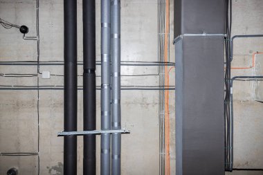 Tavan arası, kablolar, borular